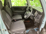 前席まわりは窓から光が入り、運転席からの視界も広々と感じられます。シートやドア内張りは落ち着いた色合いでまとまり、乗り込んだ際も自然にくつろげる空間です。