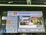 ラジオの受信局や番組情報を画面で確認でき、映像表示にも対応した画面構成です。番組表などのメニューも備わり、停車中に見たい情報を選びやすい便利な装備としてお使いいただけます。