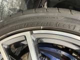 純正19インチアルミホイール。フロントは275/35R19