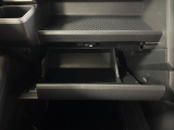 【グローブボックス】車検証入れ等の収納に便利です♪