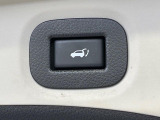 【パワーバックドア】スマートキーや運転席のボタンを押すだけでリアゲートが自動で開閉します!荷物を持っている時や、高い位置にあるバックドアを閉める際に便利な機能です♪