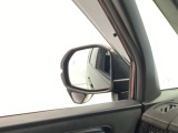 【サイドアンダーミラー】助手席側ドアミラーの下部についております。停車時・発進時などに車両左側の死角になった部分を確認するときに役立ちます。