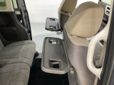 運転席・助手席の背もたれには、2列目シート用にカップホルダー付きの「格納式のシートバックテーブル」を装備しています。休憩時のちょっとした時間などカップを置いたり、小物置きに使えて便利です。