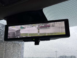 インテリジェントルームミラー搭載で、車の後方に設置されたカメラ映像を映し出してシートバックやヘッドレスト、同乗者に視界が遮られることがなく視認性が非常に良いです