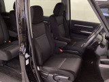 女性でも運転がしやすいように、シートの高さ調整機能(シートリフター)がついています。広い足元にゆったり座れるシートには肘掛も装備しており長距離の運転でも疲れにくいシートです。