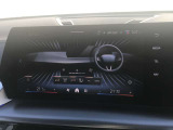 シフトレバー周辺に搭載されたiDrive(ナビのコントローラー)はドライバーの運転姿勢を崩さず、直感的に操作が可能で御座います
