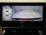 パノラミックビューモニターを装備。駐車場や交差点でクルマを真上から見るように周囲を確認できます。機能の詳細は販売店スタッフまでおたずねください。