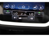 エアコンの設定やシートヒーターの調整、アイサイトなどの車両設定機能を集約。感圧式のタッチパネルを採用し、画面を直接タッチすることで操作できます。
