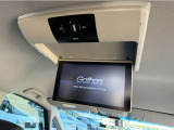 【リア席モニター】リア席用モニター装備。後席の方もドライブを楽しむことができます。乗車が苦手なお子様も車を気に入ってくれることでしょう。