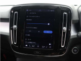 ルームランプの明るさはセンターディスプレイでお好みに調節できます。車内のアンビエントライトは、車外が暗くなったときに車内を快適な雰囲気に演出します。