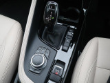 【シフトノブ】BMWの高性能オートマチックは、ATセレクトレバーを左側に倒すことで、通常の「D」から「S」(スポーツ)または「M」(マニュアル)へと切り替えが可能です。