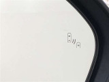 《ブラインドスポットモニター(BSM)》隣の車線を走るクルマをレーダーで探知。ドアミラーでは確認しづらい死角エリアのクルマを、ミラーについたLEDインジケーターを点滅させ、ドライバーに注意を促します。