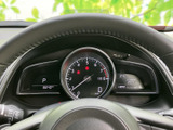 運転席から速度やシフト位置、各種表示をひと目で確認しやすいメーター配置です。必要な情報を走行前に把握しやすく、日々の運転を支える見やすい構成になっています。