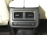 後部座席にもエアコン吹き出し口がしっかり装備されています。
