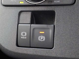 「HOLD」スイッチを押し、システムONの状態にしておくことで、渋滞や信号待ちなどでブレーキを踏んで停車した時にブレーキを保持。アクセルを踏むと解除されます。