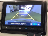 リバースギアに入れるだけで後方の表示へ切り替わります。夜間や雨の日の駐車も楽になりますよ。