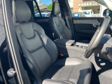 VOLVOのシートは人間工学に基づいた設計となっており、長時間の運転でも疲れにくいと定評があります。