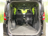 床下収納式のサードシートです。座席部分をコンパクトに収納でき、広大な荷室スペースとしてお使いいただけます!乗車人数や荷物の量など利用シーンに合わせて3列目を有効活用でき、とっても便利♪