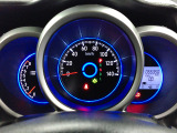 運転席右側にオートリトラミラー機能のON/OFFスイッチを装備。ドアロック連動によるドアミラー自動格納機能の設定変更が可能で、使い勝手に合わせて切り替えできます。