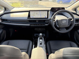 中央の画面に地図が表示され、運転席からも確認しやすい位置に配置されています。手元のスイッチ類や表示画面がまとまっており、目的地の確認や日々の移動をサポートする便利な装備です。