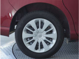 【ホイールキャップ】車に良く似合う純正ホイールキャップが装備されています。各種社外アルミホイールや、スタッドレスタイヤも取扱いしております。是非ご相談ください。