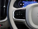 前方車を自動追従するアダプティブクルーズコントロールに加え、ステアリング操舵も行う進化型クルーズ『パイロットアシスト』を搭載。車体を車線内へと適正に維持しつつ先行車を忠実に追従します。