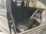 運転席、助手席です。座面も広くゆったりと座れてアームレストも付いているので重宝します。