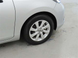 装着タイヤサイズは、185/65R15です。純正アルミホイールを装着しております。