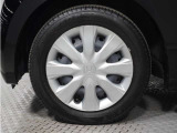 ◆純正ホイール装着車◆シンプルなデザインのホイールキャップ付きです。