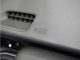 ◆助手席エアバッグ◆SRSエアバッグは、シートベルトだけでは防ぎきれない衝突時の衝撃から乗員を守るための安全装置。衝突時に瞬時に膨らみ、頭部や胸部がダッシュボードに直接衝突するのを防ぎます。