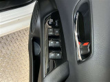 運転席側のフロントドアに全ドアのパワーウィンドウ開閉スイッチとウィンドウロックスイッチとドアロックスイッチと電動格納式ドアミラーの操作スイッチが有るので手元でミラー調整ができるので便利です。