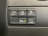 運転席脇のクラスタースイッチ部分にはカメラ切り替えスイッチ、パーキングセンサー、その他走行系スイッチを集中配置しております。