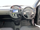 運転席周りのレイアウトをご覧ください。ナビゲーションが綺麗に装着されすっきり収まってますね!