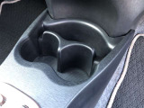 運転席・助手席用と2つのカップホルダーを装備しています。