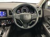 【ハンドル】運転にかかわる様々な操作を安全に行えるように視点移動が少なく操作性に配慮されたスイッチ類が凝縮されたコックピットです。