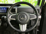 手元にスイッチを備えたステアリングで、運転姿勢を保ちながら機能を利用しやすい配置です。握りやすい形状で、毎日の運転をサポートする使い勝手のよさも魅力です。