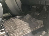 内装工程では、中古車を気持ちよくお乗りいただけるよう清掃しております。
