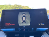 車両を上から見たような映像で周囲の位置関係を確認でき、駐車時の確認を助けます。画面表示だけに頼らず、実際の周囲も確かめながら操作できる便利な装備です。