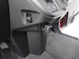後退時に車両の後ろ側をモニター画面に表示します。車庫入れなどでバックする際に後方確認ができて便利です。車庫入れが苦手な人もこれで安心。