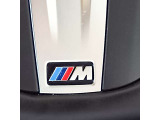 Mモデルエンブレムが際立つステアリング。触り心地が滑らかで運転も楽々♪
