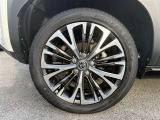 純正アルミ標準。タイヤサイズは215/50R18です。