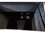 ランドローバーは、USBポートを車内の便利な位置に配置しています。通常、センターコンソール、グローブボックス、後部座席エリアなど、ドライバーや乗客がアクセスしやすい場所に配置されています。