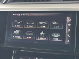 MMI コントロールパネル。シンプルなデザインのメニューなどによって優れた操作性を実現しています。ハプティック技術という振動装置がタッチパネルに付加されており押すと指先に振動のアンサーバックがあります