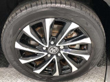 【純正アルミホイール】です!車両デザインに合わせてホイールをデザインしているため、見た目にもカッコイイアルミホイール♪洗車もラクチンで錆びません。