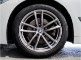 【BMWアロイホイル】軽量かつ強度に拘ったアロイホイル。走行性能ポテンシャルを引き出す設計。車の足元を引き締めてくれる大きなポイントはアロイホイルです。