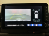リバースギアに入れるだけで後方の表示へ切り替わります。夜間や雨の日の駐車も楽になりますよ。