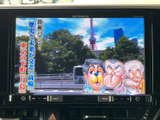 画面にはテレビ番組が表示され、停車中に映像を視聴して過ごしたいときに活用できます。操作メニューも画面下に並び、車内での待ち時間を落ち着いて過ごすための装備です。