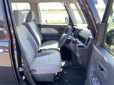 前席は座面と背もたれにゆとりがあり、運転席から前方を見渡しやすいレイアウト。明るい色合いのシートとすっきりした足元で、毎日の乗車も心地よく過ごせます。