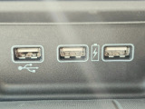 オーディオ再生やスマートフォンの充電に便利なUSBジャックを装備しています。