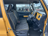 女性の方ももちろんですが、運転席側、助手席側の足元スペースが広いので男性の方が運転しても窮屈になりにくいですよ!